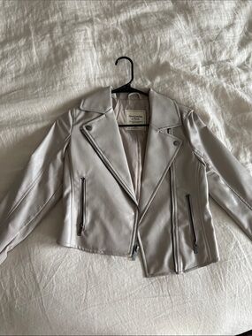 Abercrombie & Fitch Women's Light Gray Faux Leather Moto Jacket